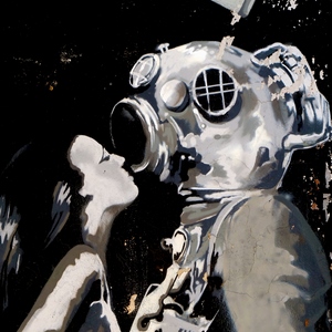 Streetart représentant une femme qui embrasse un scaphandrier - France  - collection de photos clin d'oeil, catégorie streetart